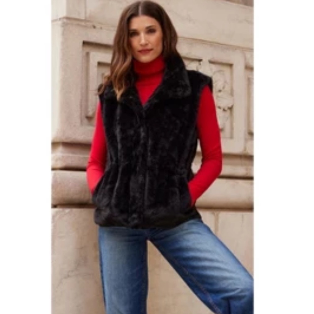 NWT Arly GUESS Reversible Black Faux Fur Vest Jacket